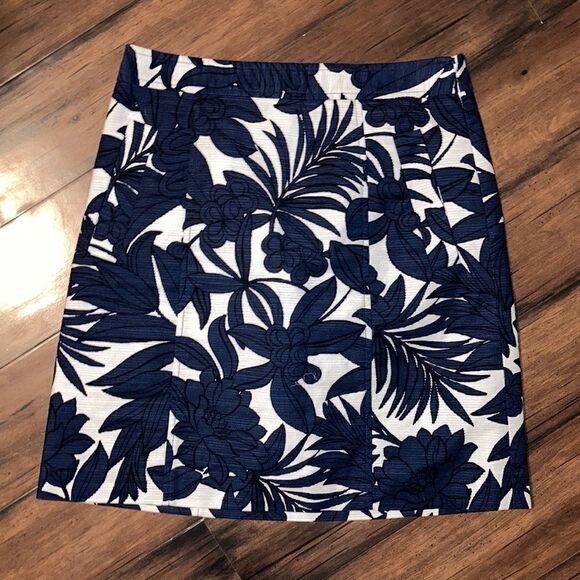 Ann Taylor Navy Blue and White Intricate Floral A Line Skirt Size 0 - Picture 1 of 1